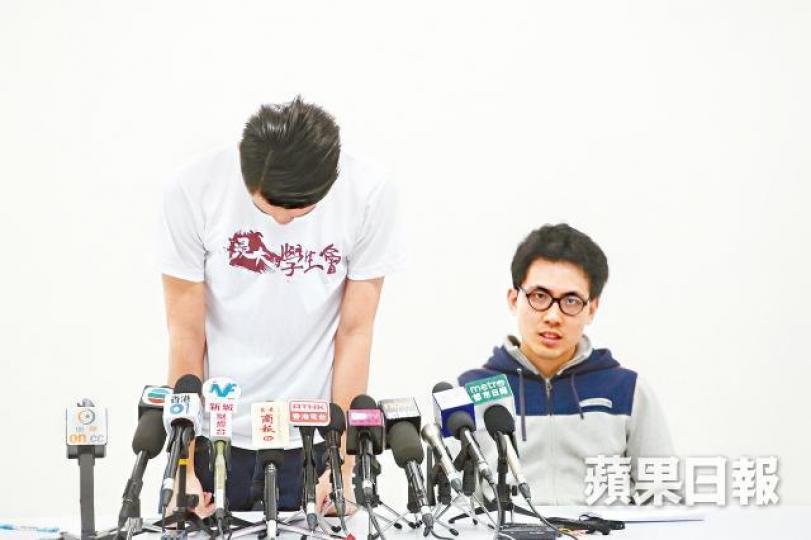 ■浸大學生會長劉子頎昨就佔領語文中心時的態度鞠躬道歉；他與陳樂行（右）其後收到校方通知即時停學。周智堅攝