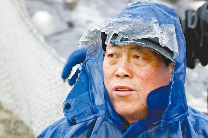 【江蘇】■盱眙縣漁民帽子結了冰霜。新華社
