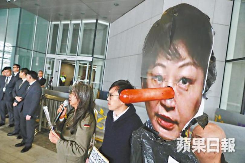 ■社民連在場外示威，帶同道具諷刺鄭若驊大話連篇。何家達攝