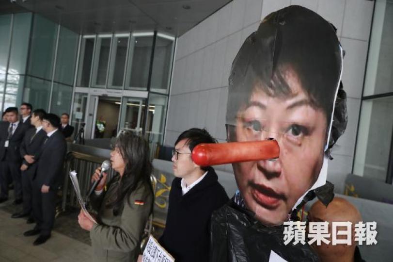 ■若周、姚真的被DQ,受僭建醜聞困擾的律政司司長鄭若驊必成眾矢之的。 ■若周、姚真的被DQ,受僭建醜聞困擾的律政司司長鄭若驊必成眾矢之的。