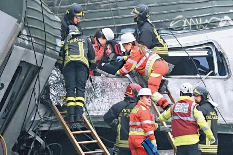 ■消防員從嚴重變形的車廂救出乘客。美聯社■肇事火車有兩個車卡出軌。美聯社 ■消防員從嚴重變形的車廂救出乘客。美聯社■肇事火車有兩個車卡出軌。美聯社