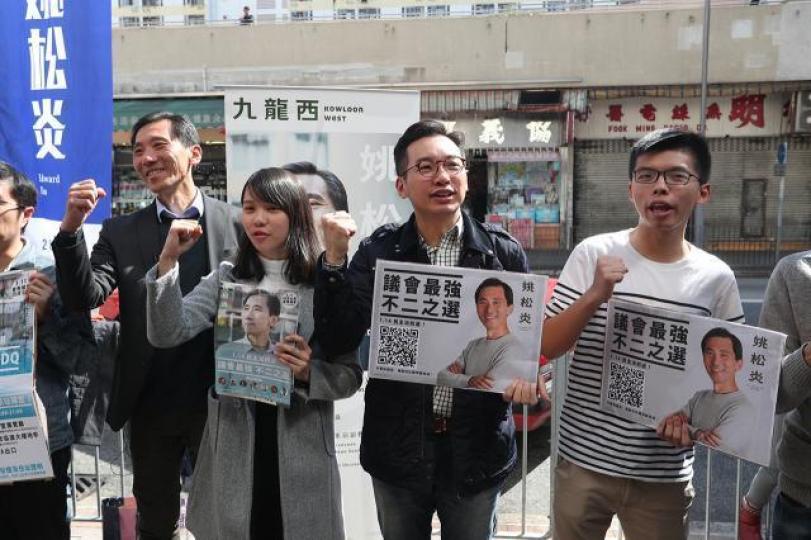 ■泛民立法會補選競爭者周庭(左二)及姚松炎(左一)若被DQ參選資格,將會是香港的「大風暴」。資料圖片 ■泛民立法會補選競爭者周庭(左二)及姚松炎(左一)若被DQ參選資格,將會是香港的「大風暴」。資料圖片
