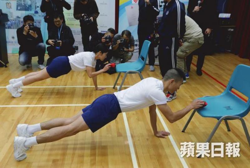 ■懲教署透露考生多數在仰卧起坐「肥佬」,提醒考生切忌過急去追求次數而忽略正確姿勢。 ■懲教署透露考生多數在仰卧起坐「肥佬」,提醒考生切忌過急去追求次數而忽略正確姿勢。