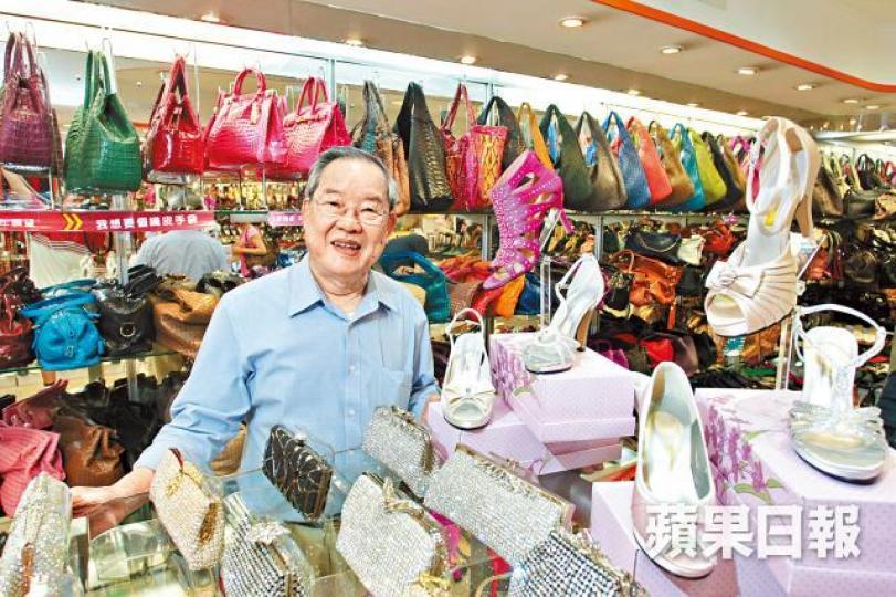 ■伍松富(圖)經營的琦琦鞋店,遭BV及Balenciaga控告抄襲品牌經典款式。 ■伍松富(圖)經營的琦琦鞋店,遭BV及Balenciaga控告抄襲品牌經典款式。