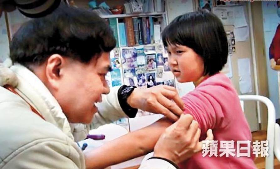 ■陳以誠醫生(左)建議盡快為小孩注射疫苗以策安全。 ■陳以誠醫生(左)建議盡快為小孩注射疫苗以策安全。