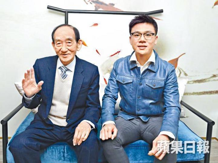 ■「舖王」鄧成波與兒子鄧耀昇決定將樓盤轉營長者安老服務。譚德潤攝 ■「舖王」鄧成波與兒子鄧耀昇決定將樓盤轉營長者安老服務。譚德潤攝