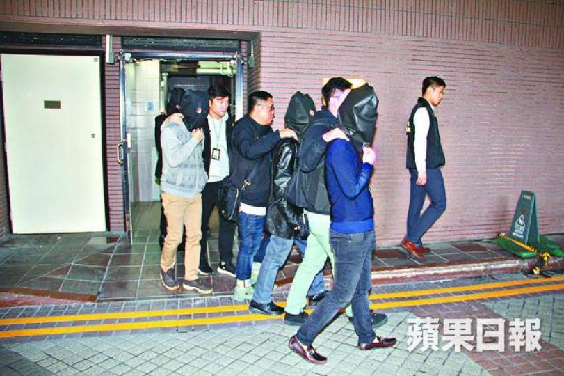 ■警方昨拘捕4人,包括兩名董事及兩名經紀。溫文學攝 ■警方昨拘捕4人,包括兩名董事及兩名經紀。溫文學攝