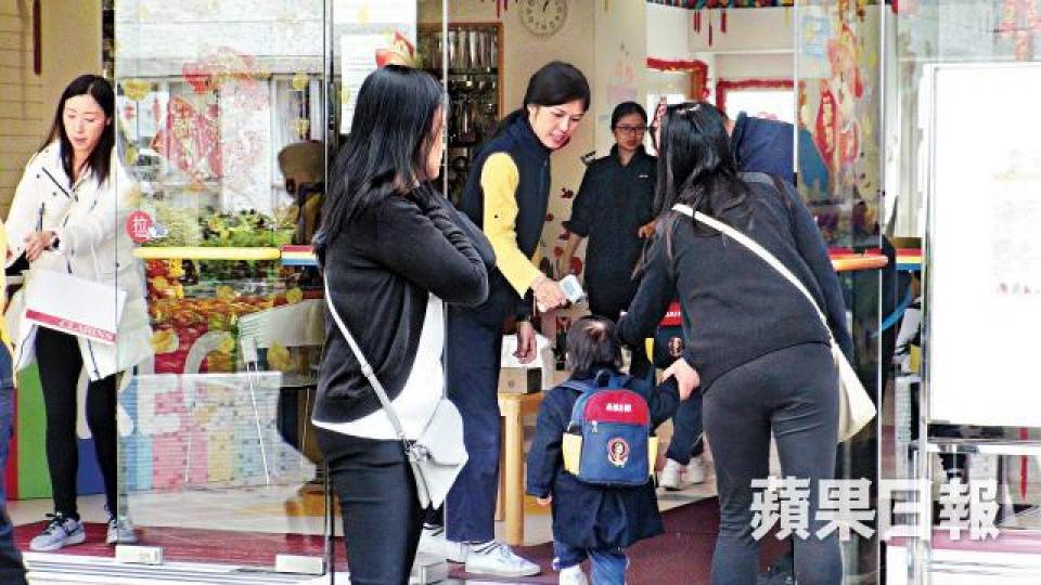 ■男童就讀的幼稚園,預防流感措施明顯加強,有教職員昨晨於校門替學童探熱。文兆麟攝■患乙型流感的5歲男童前晚送往仁安醫院,至昨晨不治。周鴻熙攝 ■男童就讀的幼稚園,預防流感措施明顯加強,有教職員昨晨於校門替學童探熱。文兆麟攝■患乙型流感的5歲男童前晚送往仁安醫院,至昨晨不治。周鴻熙攝