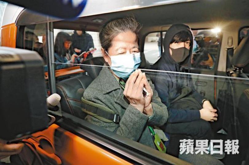 ■李婆婆昨乘車離開法院時合十稱「多謝關心」。謝榮耀攝 ■李婆婆昨乘車離開法院時合十稱「多謝關心」。謝榮耀攝