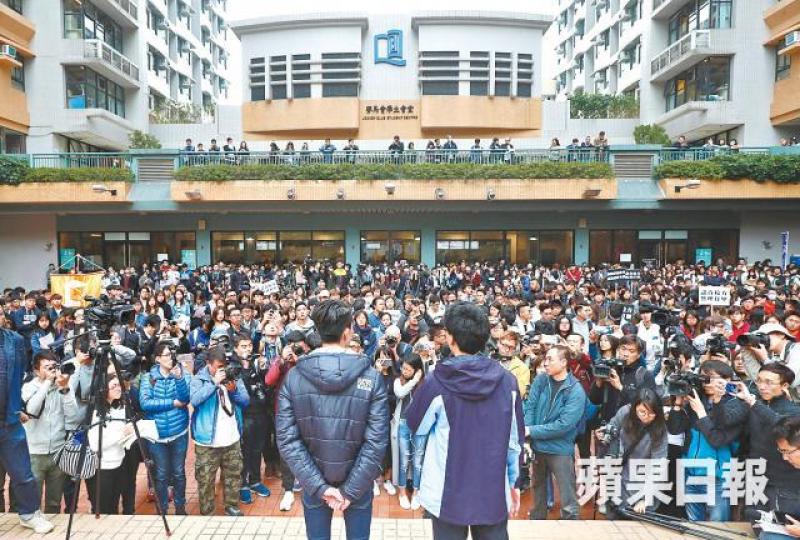 ■來自不同大學團體的400人遊行聲援遭停學的劉子頎和陳樂行。何家達攝 ■來自不同大學團體的400人遊行聲援遭停學的劉子頎和陳樂行。何家達攝