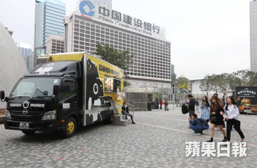 ■旅遊事務署在美食車停泊點進行問卷調查,發現曾光顧的消費者普遍願意向其他人推薦美食車。李家皓攝 ■旅遊事務署在美食車停泊點進行問卷調查,發現曾光顧的消費者普遍願意向其他人推薦美食車。李家皓攝