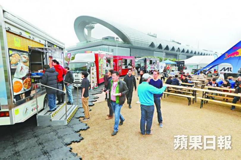 ■政府將放寬美食車停泊限制,車主可申請在人流較多的嘉年華擺賣。李家皓攝 ■政府將放寬美食車停泊限制,車主可申請在人流較多的嘉年華擺賣。李家皓攝