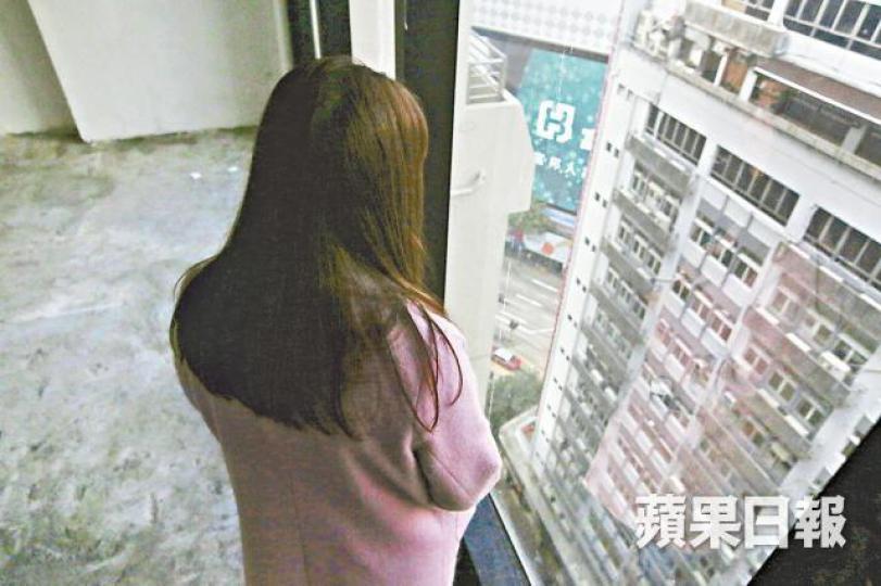 ■70後阿May投資美容生意損手,耗百萬元積蓄。黃耀興攝■地台未盪平,不符合還原單位的要求。■單位還原後,有一幅牆身仍凹凸不平。■洗手間喉管外露,未能滿足業主要求。■租客交回單位前,仍有垃圾須清理。 ■70後阿May投資美容生意損手,耗百萬元積蓄。黃耀興攝■地台未盪平,不符合還原單位的要求。■單位還原後,有一幅牆身仍凹凸不平。■洗手間喉管外露,未能滿足業主要求。■租客交回單位前,仍有垃圾須清理。