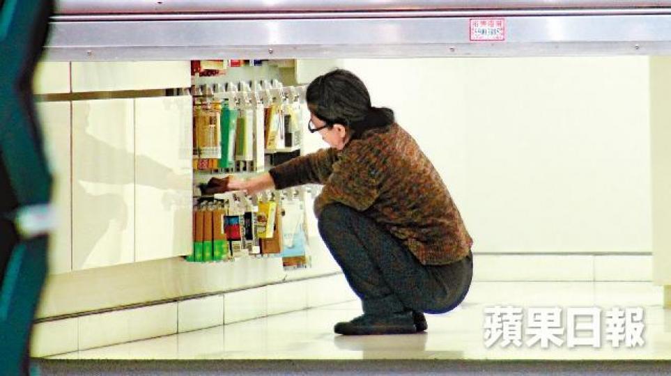 ■案發後李淑卿被萬寧解僱,目前只餘下電訊公司的兼職清潔工作。 ■案發後李淑卿被萬寧解僱,目前只餘下電訊公司的兼職清潔工作。