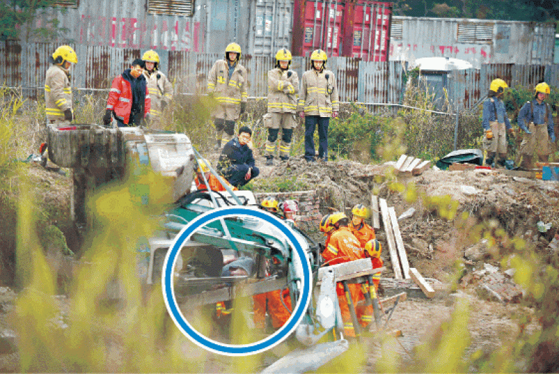 ■挖泥機翻側跌落魚塘工地,司機(藍圈示)被困車內,傷重斃命。 ■挖泥機翻側跌落魚塘工地,司機(藍圈示)被困車內,傷重斃命。