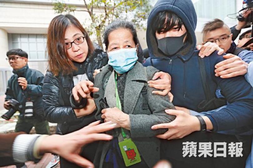 ■被裁定罪名不成立的李淑卿,昨散庭後遭大批記者追訪,由孫兒(右)護送離開法庭。謝榮耀攝 ■被裁定罪名不成立的李淑卿,昨散庭後遭大批記者追訪,由孫兒(右)護送離開法庭。謝榮耀攝