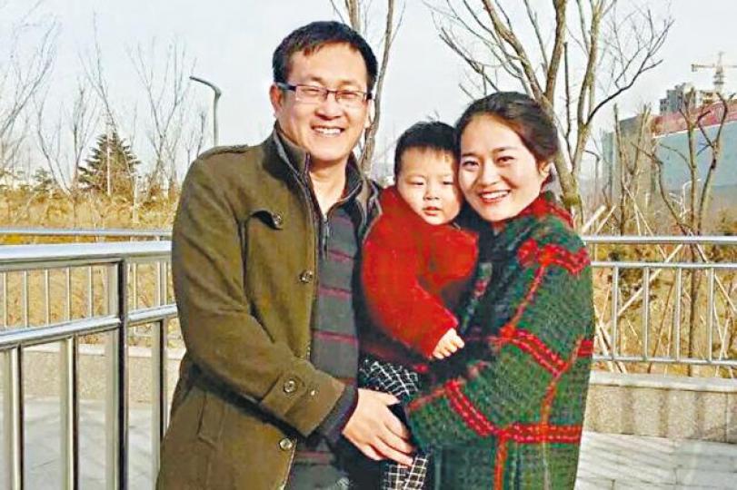 ■李文足(右)為丈夫王全璋(左)奔走卻被官媒抹黑。 ■李文足(右)為丈夫王全璋(左)奔走卻被官媒抹黑。