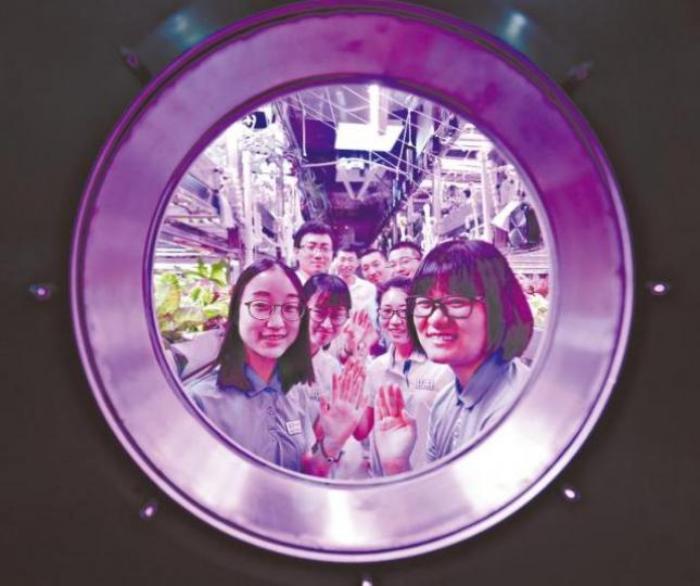 ■八名志願者在月宮一號進行交接時合照。新華社■曾在月宮一號生活60天的首組四名志願者,本月26日準備第二次入艙。■艙外工作人員觀察記錄艙內情況。新華社 ■八名志願者在月宮一號進行交接時合照。新華社■曾在月宮一號生活60天的首組四名志願者,本月26日準備第二次入艙。■艙外工作人員觀察記錄艙內情況。新華社
