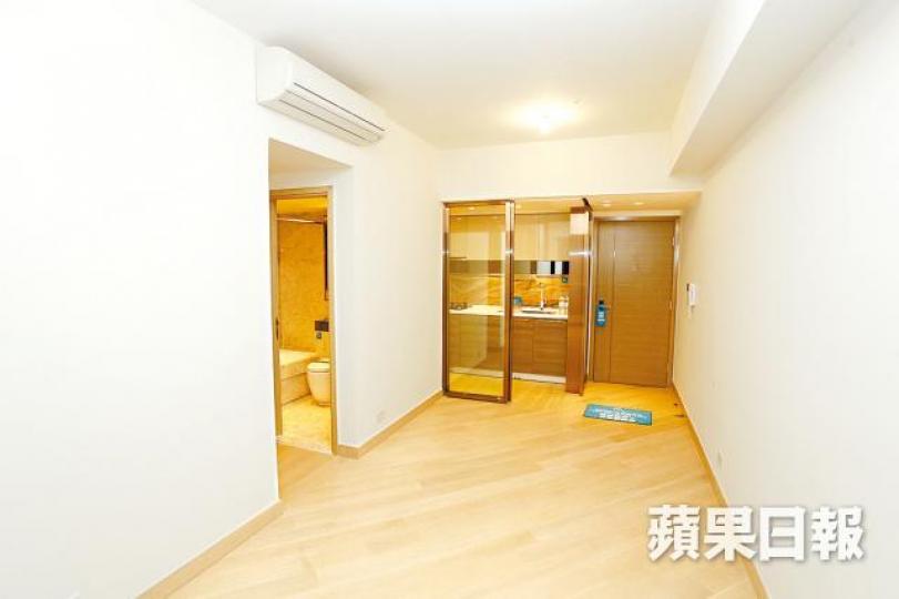 ■驗樓單位油漆批盪水準高,地板及鋪磚均滿分。■詹濟南指單位浴室門鎖失靈導致扣分。譚德潤攝■廚櫃底熱水喉貼有綠色膠紙(左圖),方便識別,而士多房則出現一道長裂紋(右圖)。 ■驗樓單位油漆批盪水準高,地板及鋪磚均滿分。■詹濟南指單位浴室門鎖失靈導致扣分。譚德潤攝■廚櫃底熱水喉貼有綠色膠紙(左圖),方便識別,而士多房則出現一道長裂紋(右圖)。