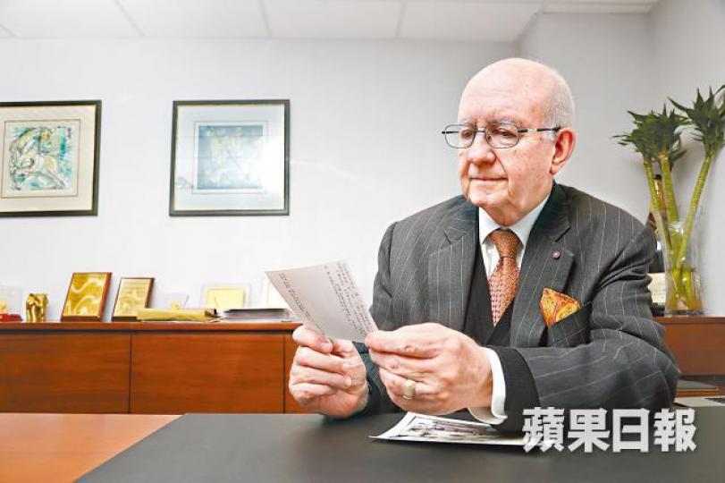■75歲的George Cautherley,二戰時出生於赤柱拘留營。伍嘉亮攝■戰後3歲的George與父母於拘留營合照。■拘留營內英國人自組行政機關簽發的出世紙。 ■75歲的George Cautherley,二戰時出生於赤柱拘留營。伍嘉亮攝■戰後3歲的George與父母於拘留營合照。■拘留營內英國人自組行政機關簽發的出世紙。