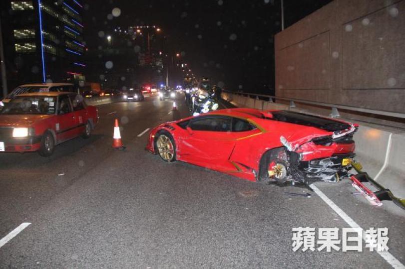 ■涉事林寶堅尼跑車撞至車尾冚彈起,左尾轆甩脫。司徒韋桐攝 ■涉事林寶堅尼跑車撞至車尾冚彈起,左尾轆甩脫。司徒韋桐攝