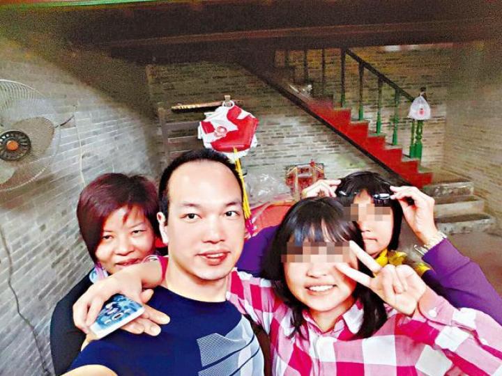 ■本月初在肝功能僅餘一成的危急關頭獲移植屍肝的好爸爸黃富強(左二),留醫18日後於前晚出院。 ■本月初在肝功能僅餘一成的危急關頭獲移植屍肝的好爸爸黃富強(左二),留醫18日後於前晚出院。
