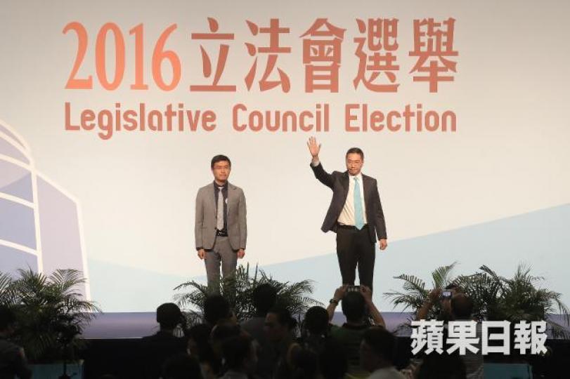 ■區諾軒(左)2016年參選立法會批發及零售界,最終不敵自由黨邵家輝(右)。 ■區諾軒(左)2016年參選立法會批發及零售界,最終不敵自由黨邵家輝(右)。
