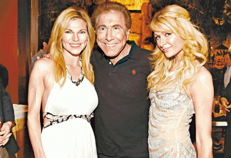 ■永利於2012年偕第二任妻子安德烈婭(左)與名媛Paris Hilton(右)出席賭場活動。 互聯網■永利在澳門有兩間酒店,其中一間是永利澳門。 ■永利於2012年偕第二任妻子安德烈婭(左)與名媛Paris Hilton(右)出席賭場活動。 互聯網■永利在澳門有兩間酒店,其中一間是永利澳門。