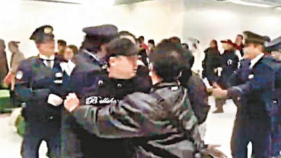 ■中國遊客和日本警察在機場衝突。 ■中國遊客和日本警察在機場衝突。