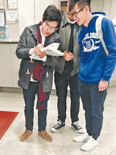 ■南區區議員區諾軒(左)昨報名參與港島區補選。任亮憲提供圖片 ■南區區議員區諾軒(左)昨報名參與港島區補選。任亮憲提供圖片