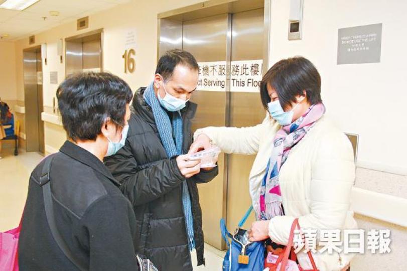 ■黃富強前晚由太太陪同出院,回家過年。徐雲庭攝 ■黃富強前晚由太太陪同出院,回家過年。徐雲庭攝