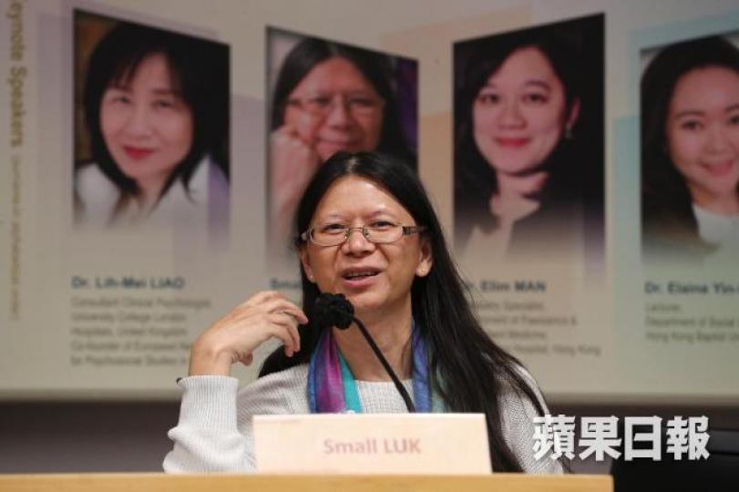 ■浸大社工系昨舉辦「雙性人:香港首次跨領域公開研討會」,細細老師分享個人成長經歷。張志華攝 ■浸大社工系昨舉辦「雙性人:香港首次跨領域公開研討會」,細細老師分享個人成長經歷。張志華攝