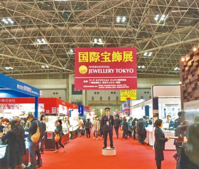 ■「粉色熊貓」近年在東京國際珠寶展犯案。■涉在東京珠寶展偷竊被捕的何鳳英。 ■「粉色熊貓」近年在東京國際珠寶展犯案。■涉在東京珠寶展偷竊被捕的何鳳英。