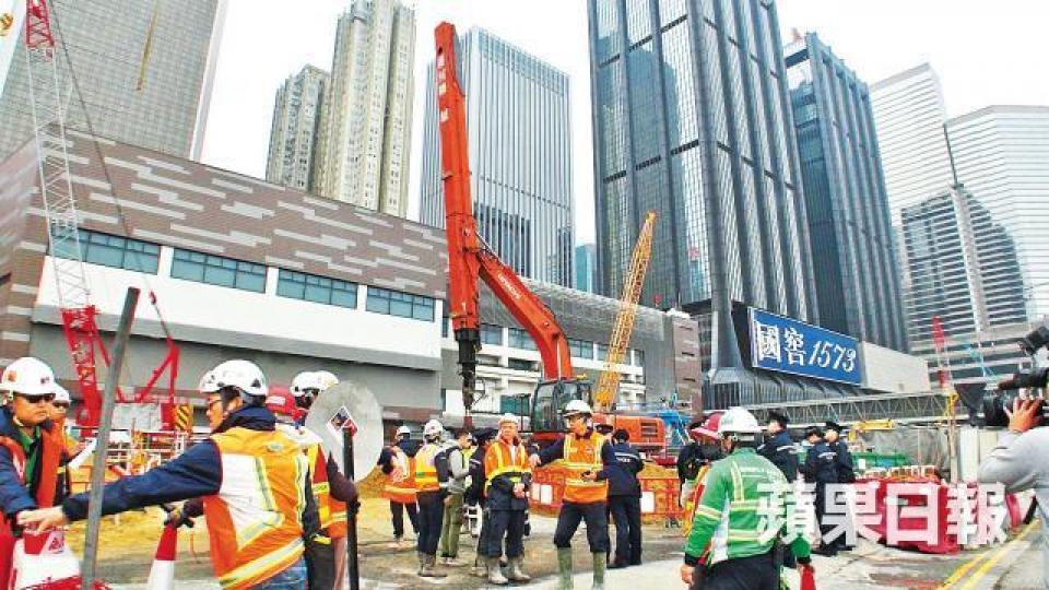 ■發現炸彈的地盤鄰近多棟商業大廈。胡恩宏攝 ■發現炸彈的地盤鄰近多棟商業大廈。胡恩宏攝