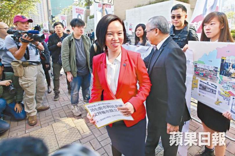 ■新民黨陳家珮稱難以評估周庭被DQ對選情的影響。■報稱獨立的任亮憲質疑選舉主任做法違反《基本法》。 ■新民黨陳家珮稱難以評估周庭被DQ對選情的影響。■報稱獨立的任亮憲質疑選舉主任做法違反《基本法》。