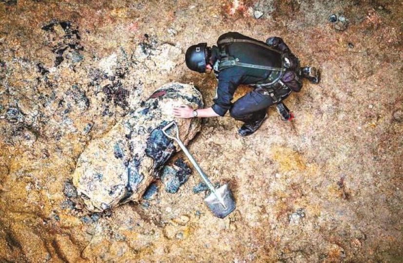 ■警方拆彈專家檢查灣仔沙中綫地盤發現的炸彈。香港警察fb圖片■受封路影響,地盤外一段會議道出現車龍。■大批警員到附近酒店疏散住客及市民。 ■警方拆彈專家檢查灣仔沙中綫地盤發現的炸彈。香港警察fb圖片■受封路影響,地盤外一段會議道出現車龍。■大批警員到附近酒店疏散住客及市民。