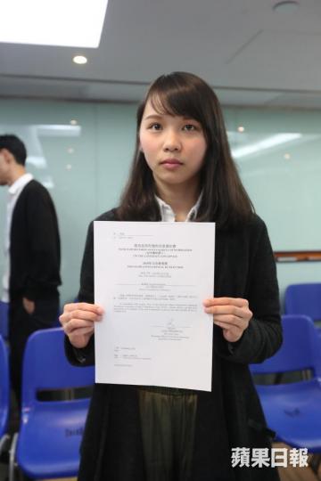 ■香港眾志周庭昨被褫奪參與港島區補選資格。 ■香港眾志周庭昨被褫奪參與港島區補選資格。