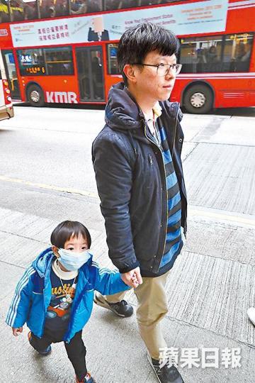 ■家長蘇先生帶同流鼻水、咳嗽的4歲兒子求診,坦言流感嚴重,決定盡快帶兒子看醫生。 ■家長蘇先生帶同流鼻水、咳嗽的4歲兒子求診,坦言流感嚴重,決定盡快帶兒子看醫生。