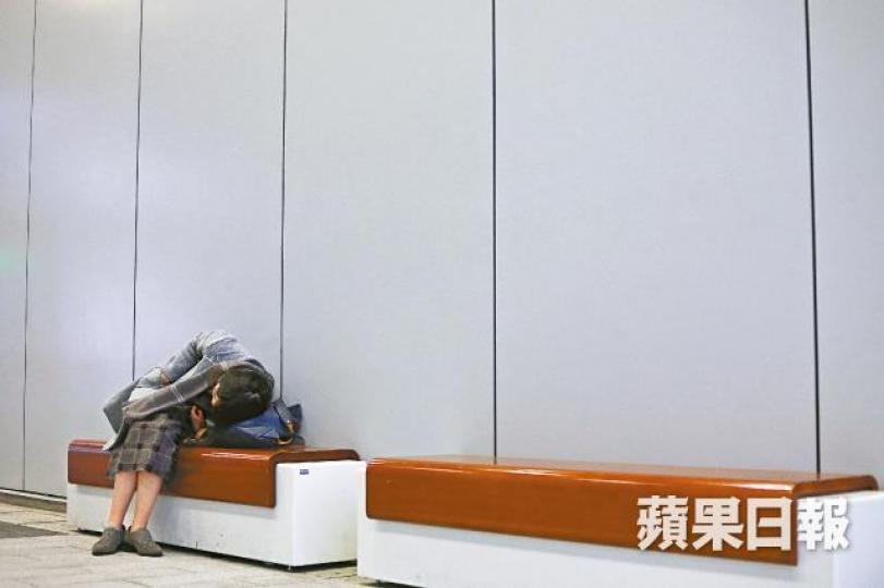 【周庭病倒了】■連日為補選奔波的周庭被政府DQ,身心俱疲患上感冒,昨出席集會前瑟縮在椅上休息。王心義攝 【周庭病倒了】■連日為補選奔波的周庭被政府DQ,身心俱疲患上感冒,昨出席集會前瑟縮在椅上休息。王心義攝