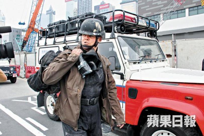 ■炸彈處理主任盧秉善奉召到場。 ■炸彈處理主任盧秉善奉召到場。