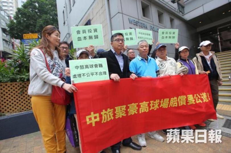 ■涂謹申昨陪同中旅聚豪高球會員到中聯辦抗議會籍損失。陳善南攝 ■涂謹申昨陪同中旅聚豪高球會員到中聯辦抗議會籍損失。陳善南攝