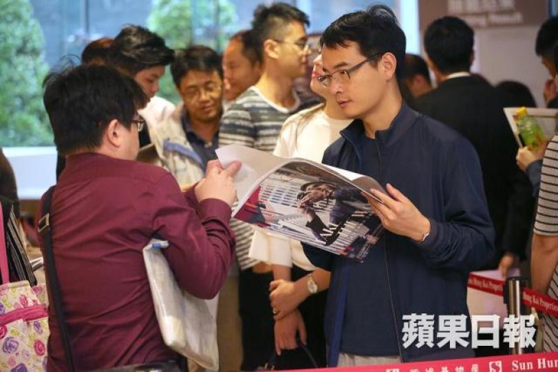 ■2017年多家本地地產商賣樓成績非常好,炒業績可能提前開始。 資料圖片 ■2017年多家本地地產商賣樓成績非常好,炒業績可能提前開始。 資料圖片