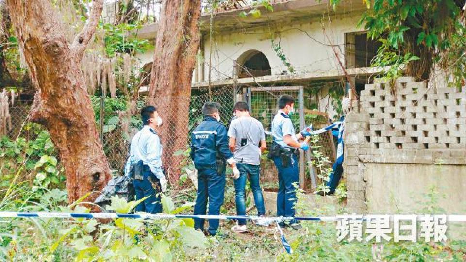 ■警員在發現屍體的荒廢洋房調查。簡明恩攝 ■警員在發現屍體的荒廢洋房調查。簡明恩攝