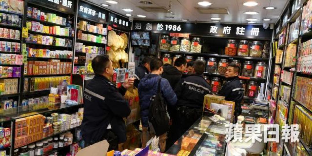 ■警員在遇竊藥坊調查。謝志輝攝 ■警員在遇竊藥坊調查。謝志輝攝