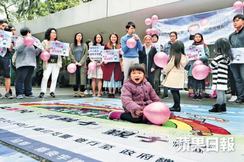 ■多名家長及兒童昨持粉紅氣球遊行,要求政府改善虐兒通報機制。許頌明攝 ■多名家長及兒童昨持粉紅氣球遊行,要求政府改善虐兒通報機制。許頌明攝