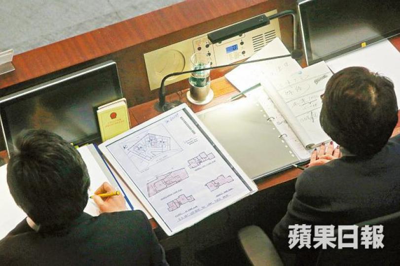 ■鄭若驊昨出席會議時桌上放有僭建物業圖則。 ■鄭若驊昨出席會議時桌上放有僭建物業圖則。