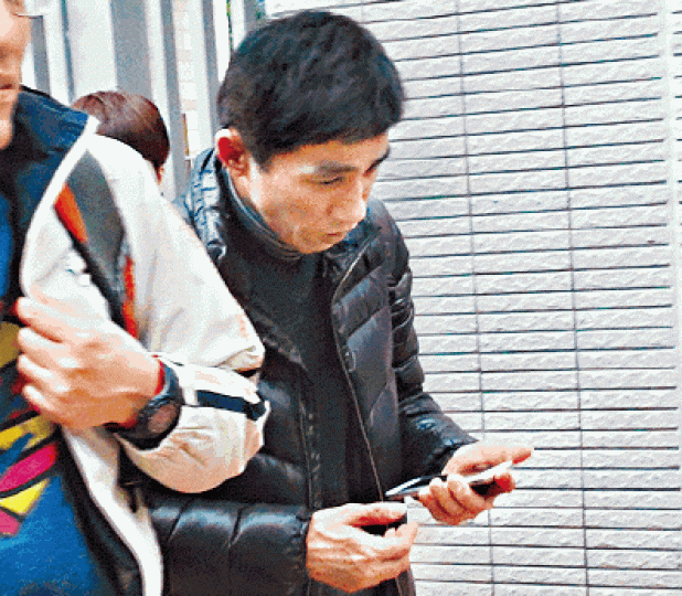 ■休班警林世全否認管有私煙罪。 ■休班警林世全否認管有私煙罪。