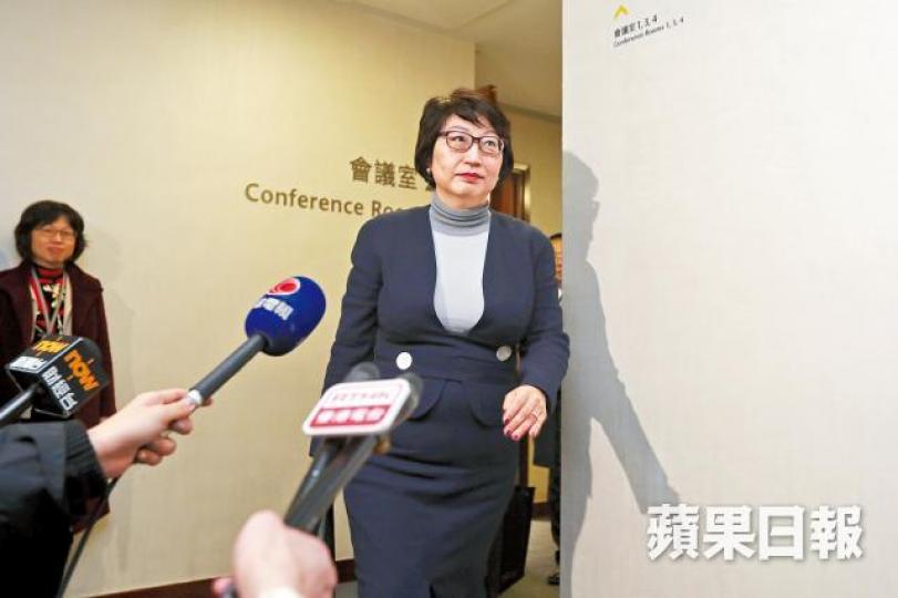 ■鄭若驊昨承認律政司曾就參選人資格問題提供法律意見,被質疑是DQ幕後黑手。朱永倫攝■民主派議員昨在座位放置標語抗議政府無理DQ。 ■鄭若驊昨承認律政司曾就參選人資格問題提供法律意見,被質疑是DQ幕後黑手。朱永倫攝■民主派議員昨在座位放置標語抗議政府無理DQ。