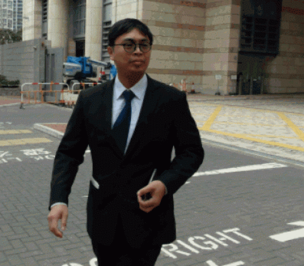 ■海關關員何志忠(譯音)負責點算搜出私煙。 ■海關關員何志忠(譯音)負責點算搜出私煙。
