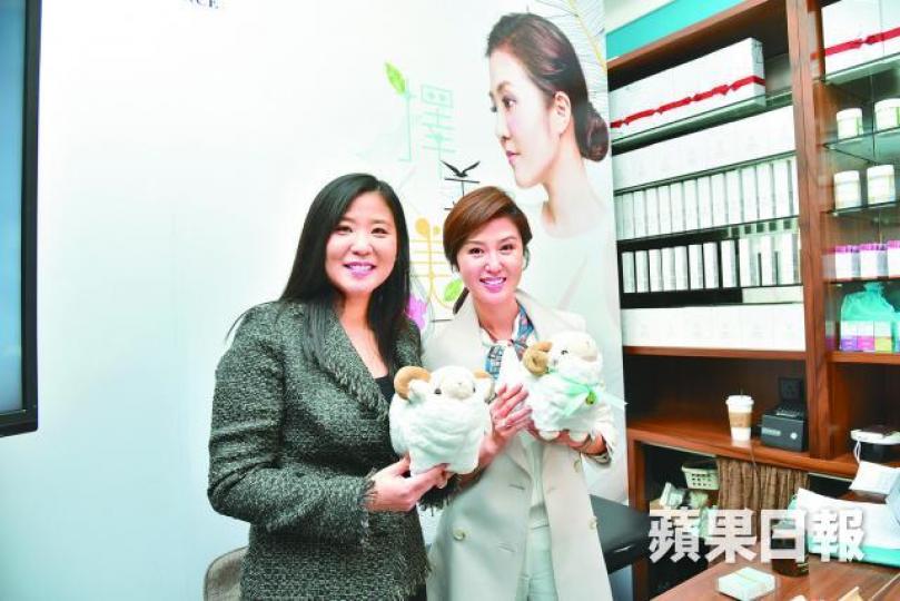 ■袁彌明(右)拍住甚少曝光嘅家姐袁彌望齊齊介紹公司產品。 ■袁彌明(右)拍住甚少曝光嘅家姐袁彌望齊齊介紹公司產品。